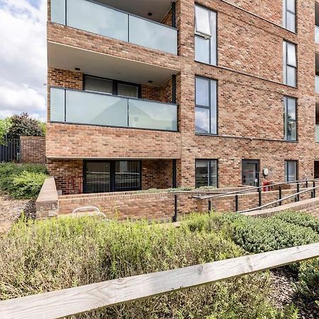 Stylish & Comfortable Top-Floor Flat In Harrow Лондон Екстериор снимка