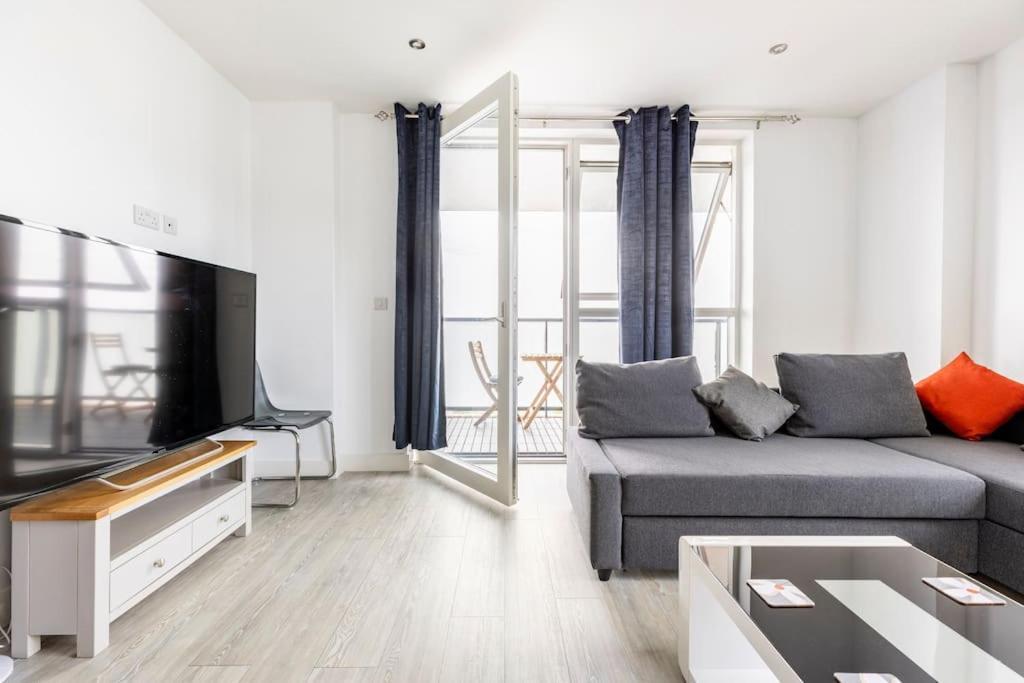 Stylish & Comfortable Top-Floor Flat In Harrow Лондон Екстериор снимка