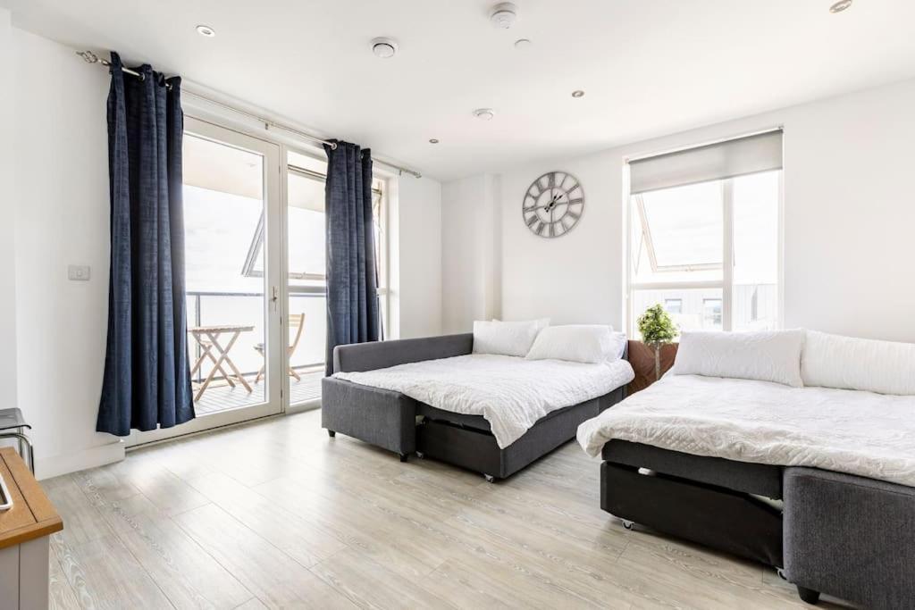 Stylish & Comfortable Top-Floor Flat In Harrow Лондон Екстериор снимка
