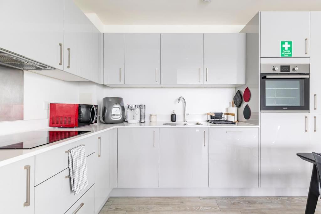 Stylish & Comfortable Top-Floor Flat In Harrow Лондон Екстериор снимка