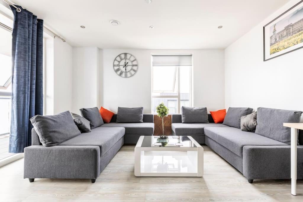 Stylish & Comfortable Top-Floor Flat In Harrow Лондон Екстериор снимка