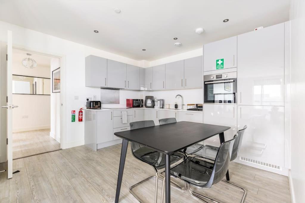 Stylish & Comfortable Top-Floor Flat In Harrow Лондон Екстериор снимка