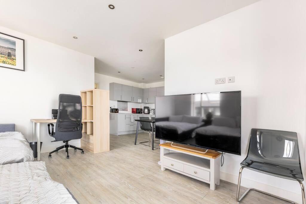 Stylish & Comfortable Top-Floor Flat In Harrow Лондон Екстериор снимка