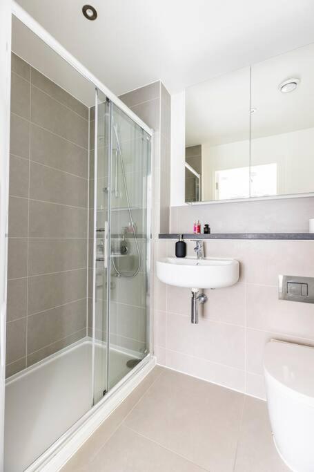 Stylish & Comfortable Top-Floor Flat In Harrow Лондон Екстериор снимка