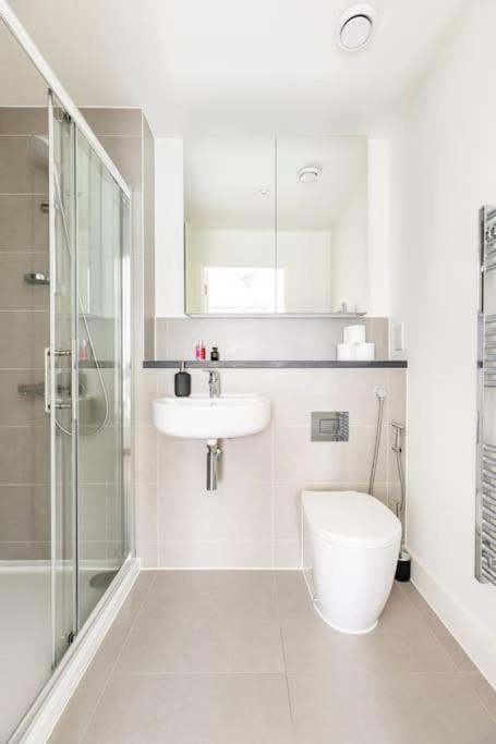 Stylish & Comfortable Top-Floor Flat In Harrow Лондон Екстериор снимка