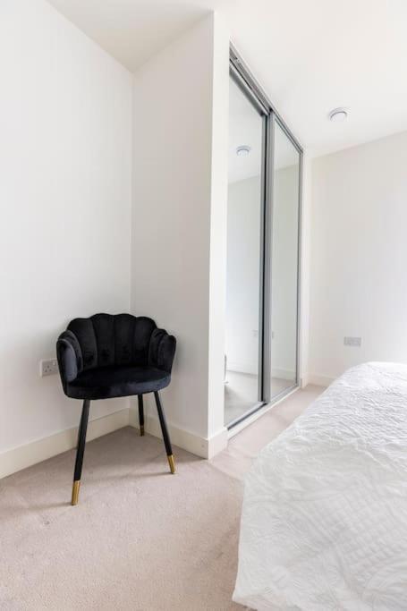 Stylish & Comfortable Top-Floor Flat In Harrow Лондон Екстериор снимка