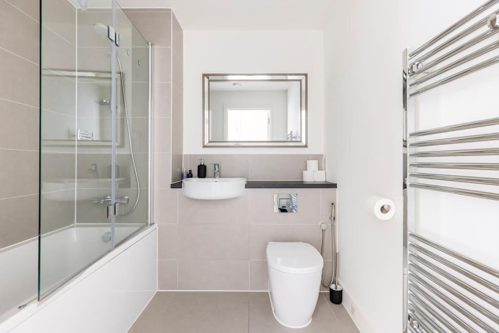 Stylish & Comfortable Top-Floor Flat In Harrow Лондон Екстериор снимка