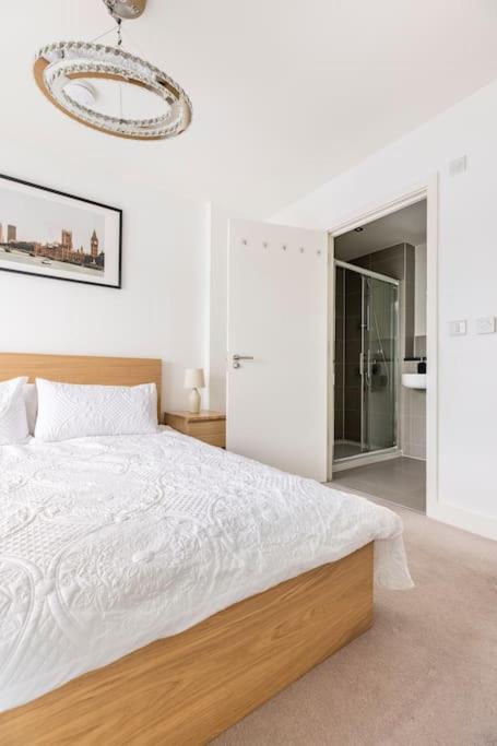 Stylish & Comfortable Top-Floor Flat In Harrow Лондон Екстериор снимка