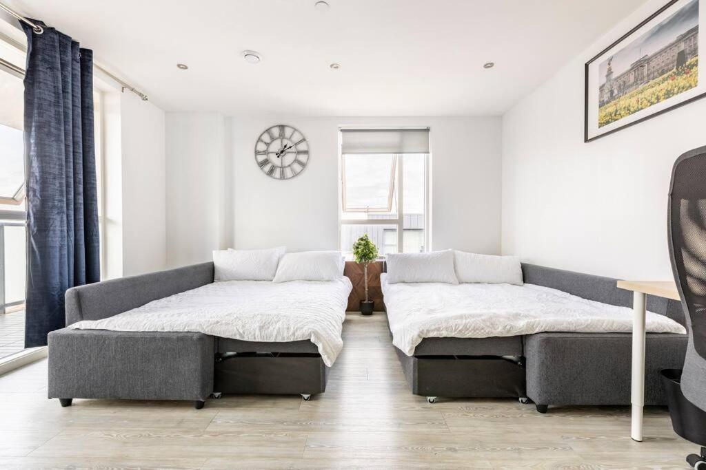 Stylish & Comfortable Top-Floor Flat In Harrow Лондон Екстериор снимка